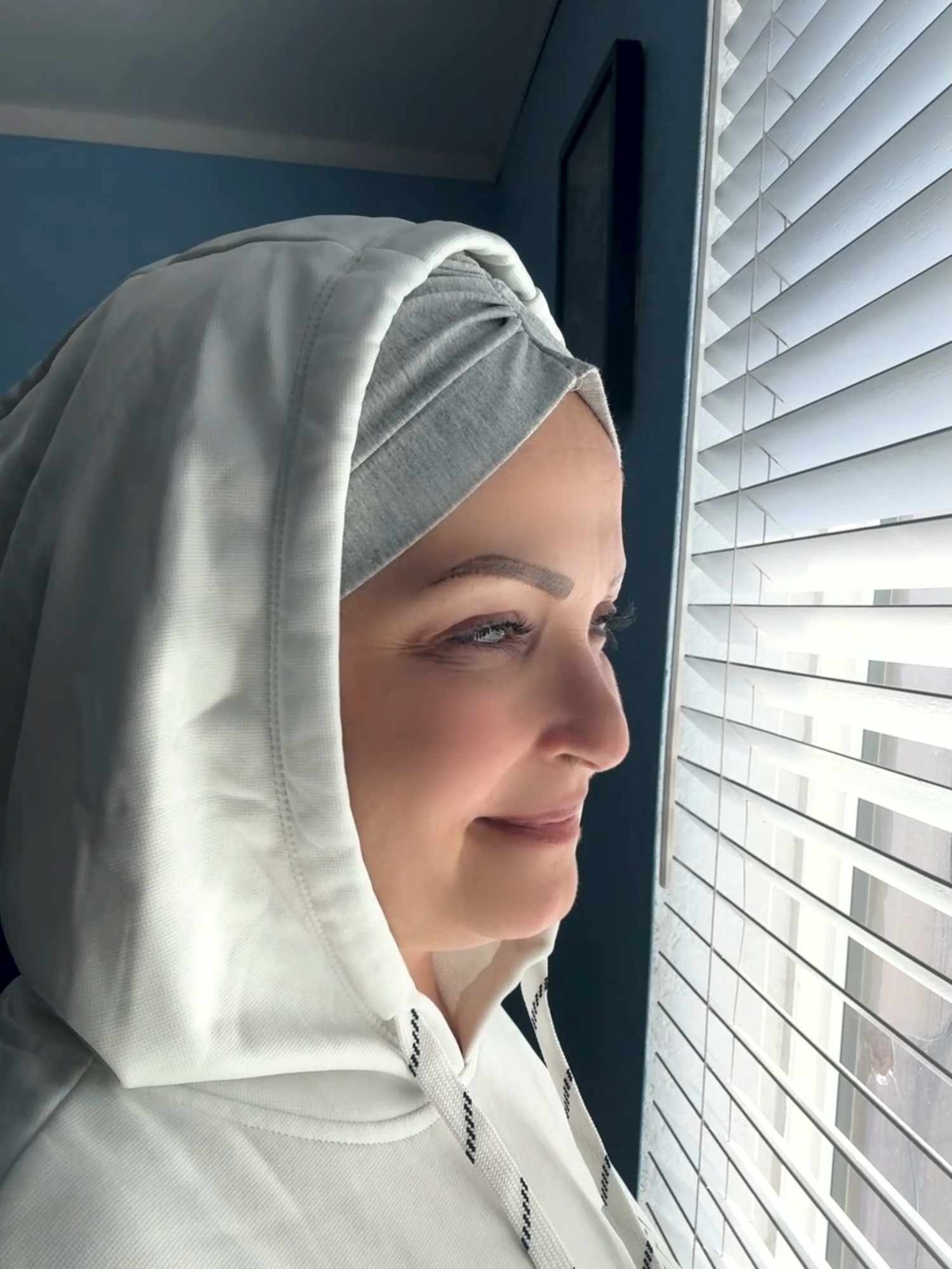 توقف عن 5 أخطاء صباحية تستنزف طاقتك: تفحص هاتفك أولاً، عدم ترتيب سريرك، شرب القهوة مبكراً، ونسيان الترطيب (الماء والليمون!). أصلح روتينك لخفض الكورتيزول وتعزيز يومك! #روتين_صباحي #نصائح_صحية #كوتش_صحة #عقلية_إيجابية #إنتاجية #عناية_بالذات #ترطيب #ماء_ليمون #كورتيزول #إدارة_الإجهاد #عادات_صحية #عبير_الرفاعي روتين صباحي، صحة، عافية، عقلية إيجابية، إنتاجية، عناية بالذات، ترطيب، ماء وليمون، كورتيزول، إدارة الإجهاد، عادات صحية، طاقة، تركيز، أريزونا، كوتش