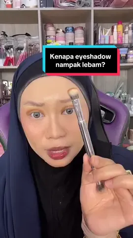 🥺 : Kita pakai eyeshadow last last mata lebam. Tak tahu mana yang silap #tiktoklive #livehighlights #makeuptips #makeuphacks #aziemakeupguru 