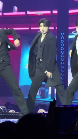 They did justice to Love Shot 🥀 #musicbank #zerobaseone #loveshot #exo #fyp #lisbon #parkgunwook #zb1