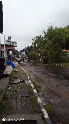 telah terjadi angin puting beliung dan hujan es waktu kemarin sore tanggal 29 September 2025 di Kuningan Jawa Barat. pohon besar sampai roboh akibat hujan beras di barengin dengan angin puting beliung dan hujan es #kuninganjawabarat #kuninganviral #beritatiktok #musibah_yang_takterduga #anginputingbeliung 