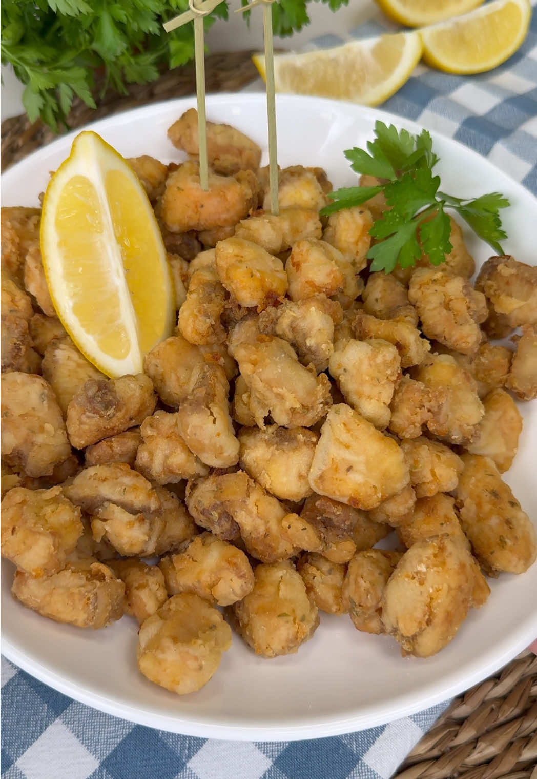 CAZÓN EN ADOBO Si nunca has probado el famoso cazón en adobo de Cádiz, hoy te enseño cómo hacerlo en casa. Ingredientes: - 600 g de cazón fresco troceado - Sal y pimienta - 4 dientes de ajo muy picados - 1 cucharadita de comino molido - 1 cucharadita de orégano seco - 1/2 cucharadita de pimentón dulce - 150 ml de vinagre de Jerez - Un poquito de agua - Harina para rebozar -,Aceite de oliva abundante para freír - Limón y perejil fresco para servir Elaboración: Coloca el cazón en una fuente honda y añade la sal, la pimienta, los dientes de ajo muy picados, el comino molido, el orégano y el pimentón. Remueve bien para que el pescado se impregne de las especias y cubre con el vinagre de Jerez junto con un poquito de agua. Lleva la fuente a la nevera y deja marinar al menos seis horas para que el adobo haga su magia. Pasado ese tiempo, retira el cazón del adobo, escúrrelo bien y sécalo ligeramente con papel de cocina. Pásalo por harina y sacude el exceso ayudándote de un colador. Fríe en abundante aceite caliente en pequeñas tandas para que quede crujiente por fuera y jugoso por dentro. Retira sobre papel absorbente y sirve inmediatamente acompañado de un trocito de limón y unas hojas de perejil fresco. ¡Crujiente por fuera, jugoso por dentro y con todo el sabor de Cádiz en tu mesa! #cazon #adobo #cocinagaditana #tapas #cocinacasera    