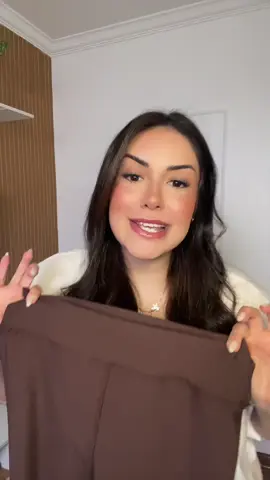 Eu pedi esse conjunto com 2 leggings reforçadas e fiquei chocada como serviu super bem — e olha que eu uso 48/50! 🔥 Modela, não marca e ainda vem em duas peças pelo mesmo valor. Melhor custo-benefício que já vi pra treino e pro dia a dia. #lookplussize #modafitnessplussize #modaacademia #roupaacademia #leggingsplussize