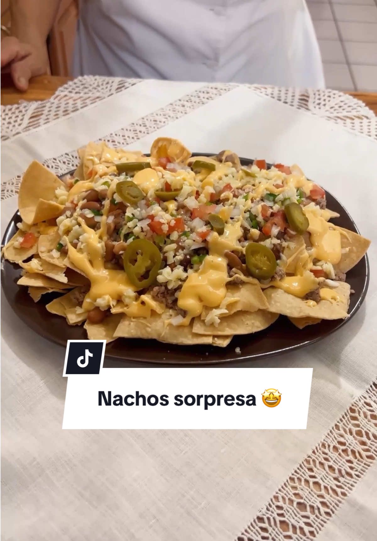 Mis hijos, hoy les voy a enseñar a preparar unos nachos sorpresa 🌮🎉. Se llaman así porque llevan ingredientes que normalmente no llevan los nachos… ¡y justo por eso sorprenden y encantan en cualquier reunión o fiesta! 🙌🔥 Créanme, con esta receta todos se van a quedar con la boca abierta 🤩. ¿Listos para descubrir el secreto? 👀💡 #cocina #recetas #alacocinaconjacobina #nachos #nachosconcarne #nachosconqueso 