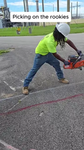 Picking on the rookies' first day on the job 🎥: @carlosjrgonzalez0 #asphaltlife #construction #laborer