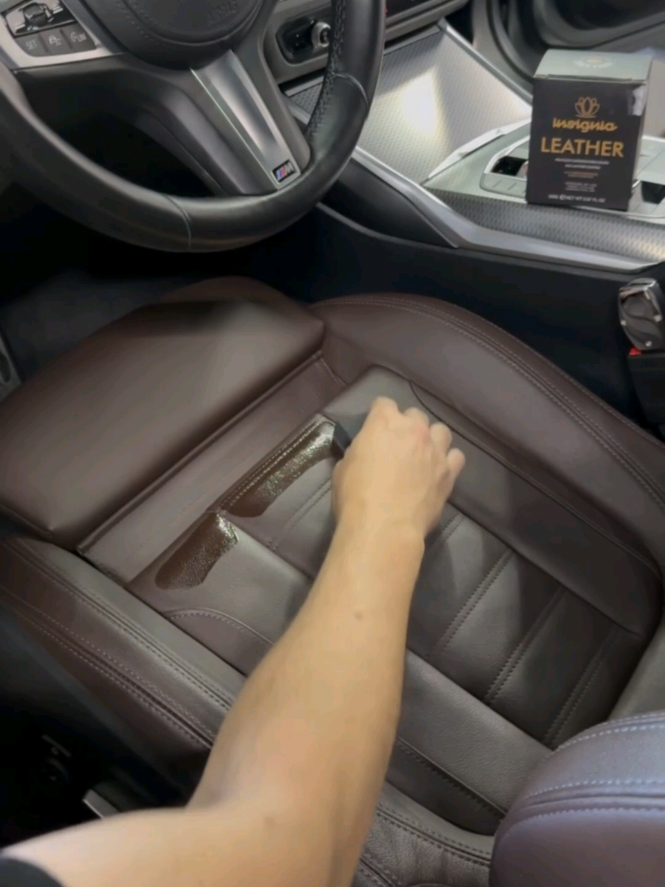 Você já pensou em hidratar e proteger o couro em um único passo? 😱✨ Esse é o poder do Insignia Leather – o primeiro do mundo com nano proteção e hidratação ao mesmo tempo. ✅ Fácil aplicação ✅ Proteção real por até 1 ano ✅ Rende MUITO – um frasco cobre até 5 carros inteiros ✅ Mantém o aspecto original, sem brilho artificial 👉 Quer o couro sempre novo e protegido sem complicação? Comenta aqui: EU QUERO 👇 #detailer #detailers #lavajato #esteticaautomotiva #esteticaautomotiva 