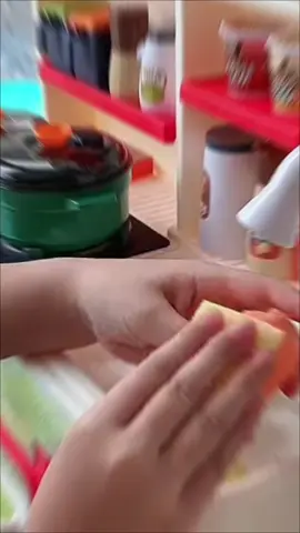 Crianças de 3 a 65 anos vão amar! 👩‍🍳🔥 Cozinha infantil com tudo incluso e pia que solta água de verdade. #cozinhainfantil #kids #brinquedodecasinha #criatividade #brinquedos