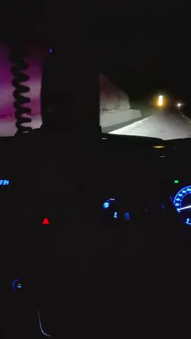 کچھ لوگوں اور رشتوں کو ڈھونڈتے ڈھونڈتے ایک دن ہم تھک جاتے ہیں اور پھر کچھ اس طرح واپس مڑ جاتے ہیں۔