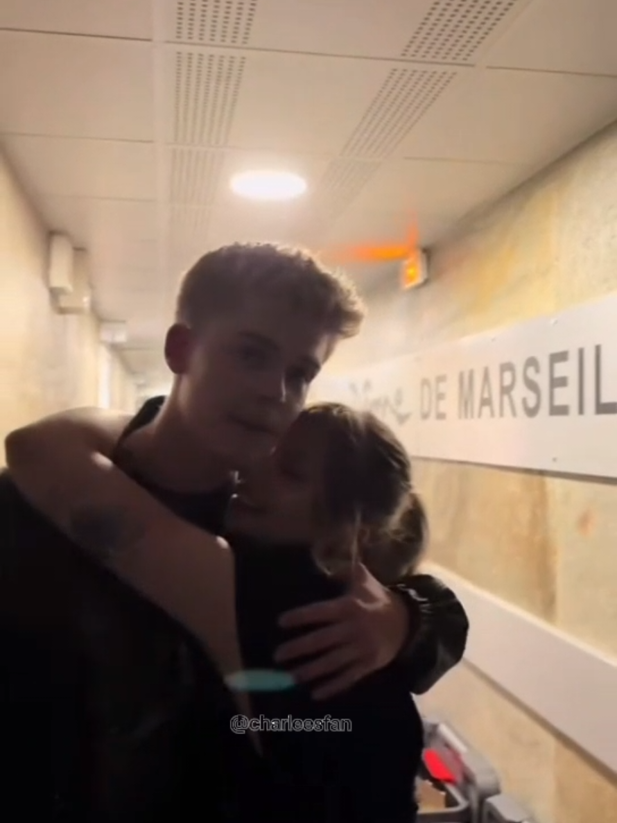Ce câlin entre Charles et Marine, c'est de la mignonnerie assuré 😍. Des vrais stars ces deux là ✨🫶🏼 👤 @charlesdoreoff @marinedmusique 🫶🏼✨ 🎥 Via le Vlog de Charles sur Tik Tok 🩷  #CharlesDore #Marine #Charline #StarAcademy #pourtoi 