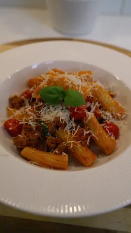 Rigatoni med kryddig färsk chorizo, tomater som tillför fräschör, tomatpuré som förstärker smaken, rött vin som binder ihop och basilika för extra arom. 😮‍💨🥰 Färsk chorizo Vitlök Plommontomater Tomatpuré Rött matlagningsvin  Rigatoni Pastavatten Färsk basilika Parmesan #fyp #fördig #pasta 
