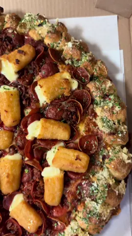 Hot Honey Pepperoni Bacon & Mozzarella Sticks Pizza w/ a Garlic Knot Crust!!! #hothoney #pepperoni #bacon #mozzarellasticks #fyppppppppppppppppppppppp 