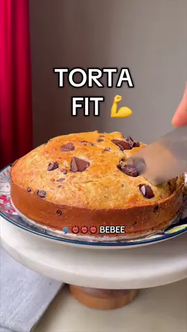 Qué estás haciendo bb? 🫦 yo haciendo mi TORTA FIT sin azúcar ni harinas refinadas  RECETA APTA PARA QUE LA PUEDA HACER CUALQUIERA, aunque no tengas experiencias en cocina fit! Y si queres aprender más, te bajas desde mi web: Santi Recetas online 🫡💪 TORTA FIT - Bananas 2 - Huevos 2 - Yogur natural 3 cdas (o queso crema light) - Stevia a gusto (o el endulzante que quieras) - Vainilla 1 cdita - Harina de avena 1 tz - Whey protein vainilla 1 scoop (opcional)  - Polvo de hornear 1 cdita - Chocolate picado %80 a gusto Receta: 1) Pisar las bananas e integrar bien junto a todos los ingredientes de la torta. Los chocolates picado al final 2) Volcar en un molde de torta forrado con papel manteca o engrasado si no es de silicona. Yo usé uno de 20 cm  3) ♨️ HORNO 180 grados, siempre precalentado x 30 min depende de tu horno (pínchala con un cuchillo y fíjate) Los amo baiiiiiii 🫶 #tortasaludable #tortafit #recetadeldía #recetarápida #recetasaludable     