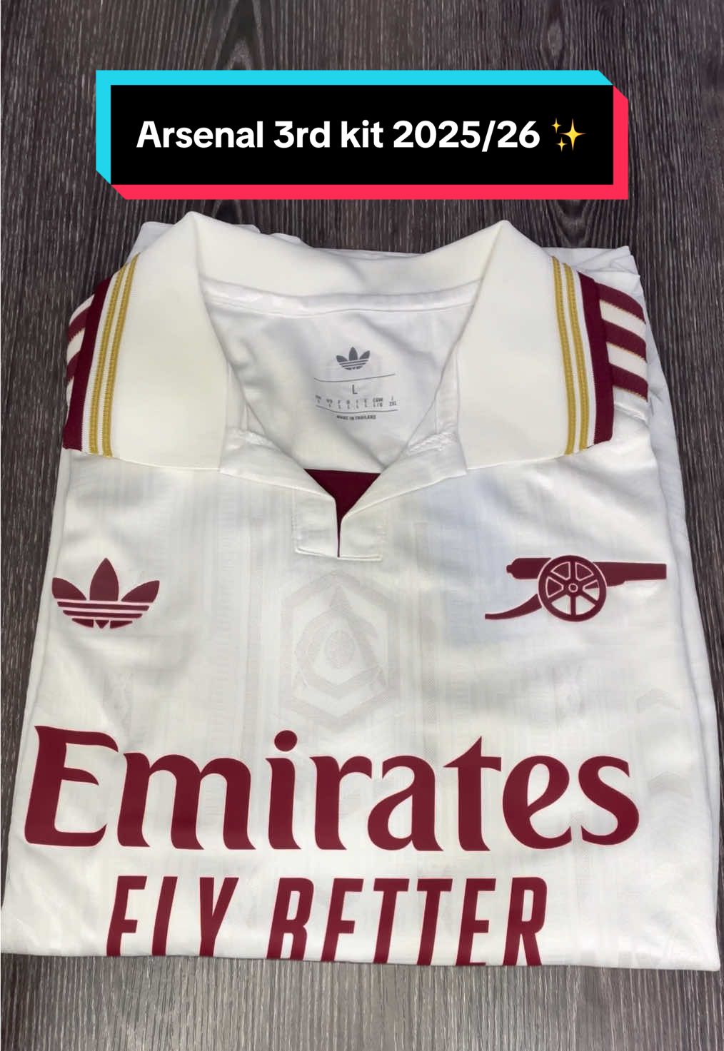 ⚪🔴 Clase y estilo gunner 👕🔥 La nueva tercera camiseta del Arsenal 25/26 sorprende con un diseño retro–moderno: escudo alternativo, detalles burdeos y un toque vintage que revive la esencia de Highbury 🏟️✨ 💎 Perfecta para coleccionistas y brutal como outfit urbano. 👉 Disponible en Retro Core para entrega inmediata y a pedido 📦✅ ¿La sumarías a tu colección?  Te leo en los comentarios👇 #camisetasdefutbol #futbol⚽️ #championsleague #arsenal #gunners 