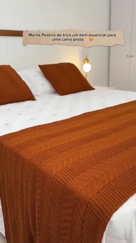 Peseira de tricô com capa de almofada,para deixar a sua cama posta ainda mais elegante e confortável.  Usada também para manta de sofá 😍🤌🏻 #peseira #peseiraparacama #manta #camaposta #camapostadasemana 
