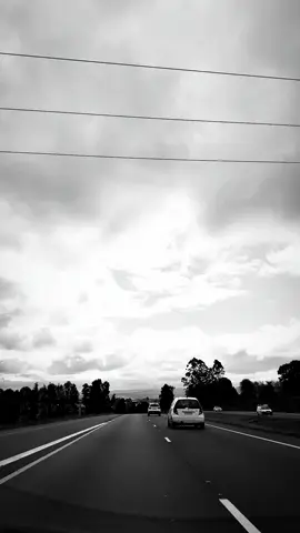 ❤️ 'Umuntu ulale’phenduka, vele umuntu uyajika, kodwa ngangingazi ukuthi nawe uyongijikela, umuntu ulale’phenduka, bengeke ngivume, ukube ngangazi uyisoka, bengasoze ngak'thanda, ukube ngangazi ukuth'uyadlala 🎶: Benny Maverick - Uyadlala Album Release Date: 31 - 10 - 25