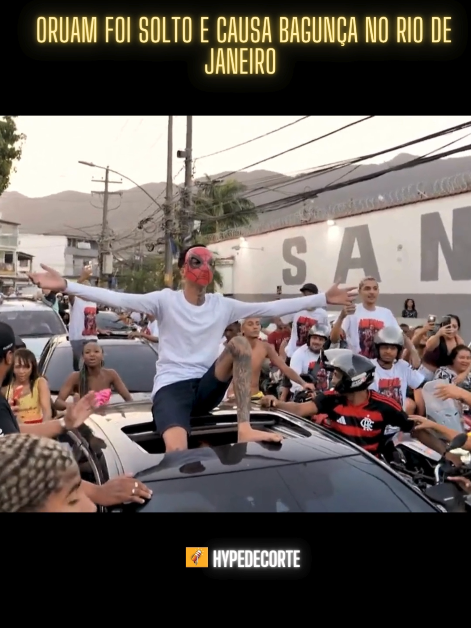 Acompanhado por uma multidão, o rapper Oruam deixou o Complexo Penitenciário de Gericinó, em Bangu, no Rio de Janeiro, na tarde desta segunda-feira. #ORUAM #oruam #liberdadeoruam #bangu #riodejaneiro