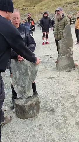 First lady to walk with the Loweswater stone 💪 #queenofthestyans #strongwoman #stonelifting #nyc #usa🇺🇸 