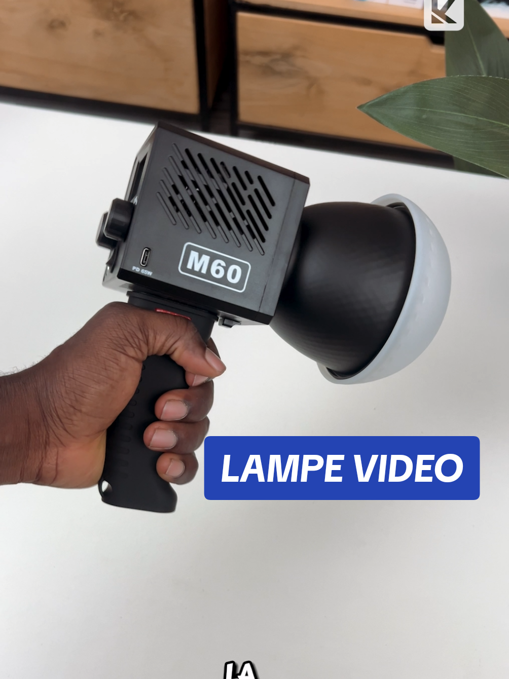 Eclairage M60 COB 40W  50 000 Fr 9 Background special effects mode : lighting, TV, candle, fault bulb, pulsing, strobe, paparazzi, emergency, H/L beam Caractéristiques : 
 	- Modèle M60 COB 
 	- Puissance : 40W
 	- Température de couleur : 2500-6500K
 	- Batterie : 3400MAH
 	- Illumination: 13500lux/0.5m
 	- Temps de charge : 3H
 	- Autonomie : lumière max ≥78 minutes, luminosité minimale : 5h.
 
 Le kit comprend : 
 1 * Eclairage M60 COB
 1 * Coupole
 1 * Diffuseur
 1 * Poignée 
 1 * Rotule métallique 
 1 * Câble d'alimentation 
 1 * Manuel d'utilisation  #m60cob #eclairage #lampe #led #softbox 
