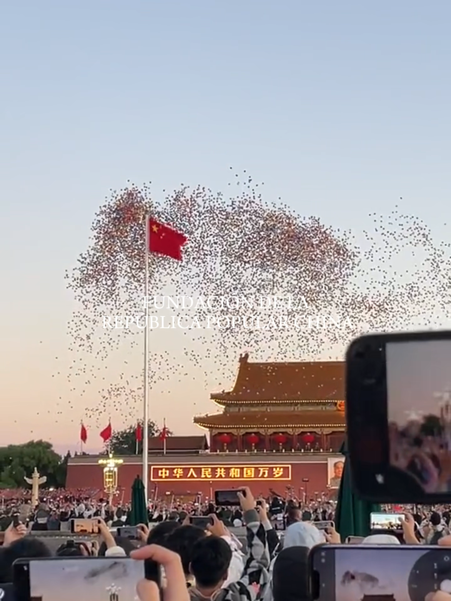 🇨🇳 Hace 76 años comenzó un camino que cambió la historia de China y del mundo. Hoy celebramos unidad, innovación y progreso, mirando hacia un futuro de cooperación y prosperidad compartida 🌏🤝 #China #Innovación #Cooperación #Futuro