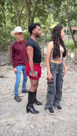 Esa falta es tentadora 😳🫣#parati#trend#josuecardona44 @Condesa044💫🦋💫 @lamudahn ⚜️oficial🇭🇳😶 muchas gracias por tanto apollo mi gente bella 🥺🙏🏻