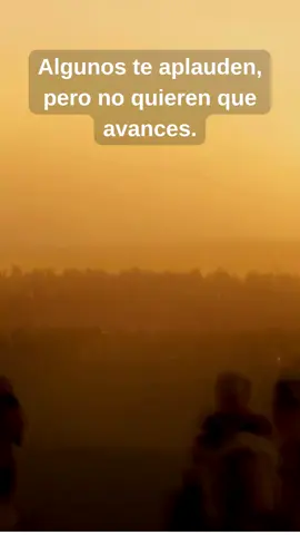 Descubre cómo identificar a los amigos que te frenan y aprende a elegir entornos que sumen en tu vida y tus metas. #DespiertaHoy #EligeBien #CrecimientoPersonal #AmigosTóxicos #Motivación