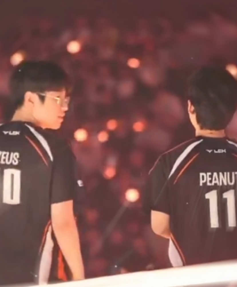 còn 2 tháng để anh Peanut và Zeus đồng hành cùng nhau nhưng ở tương lai gần, anh Wangho vẫn ở đấy với em Wooje mà. em Mèo thứ 7 của anh Wangho và công chúa Wangho của em Wooje cùng cố gắng để mình có cái kết trọn vẹn nhen 🧡 ©️ t_bling_zeus zeus__li hotchoco_10 wangho_butter uze4ch #zeus #choiwooje #peanut #hanwangho #hlewin