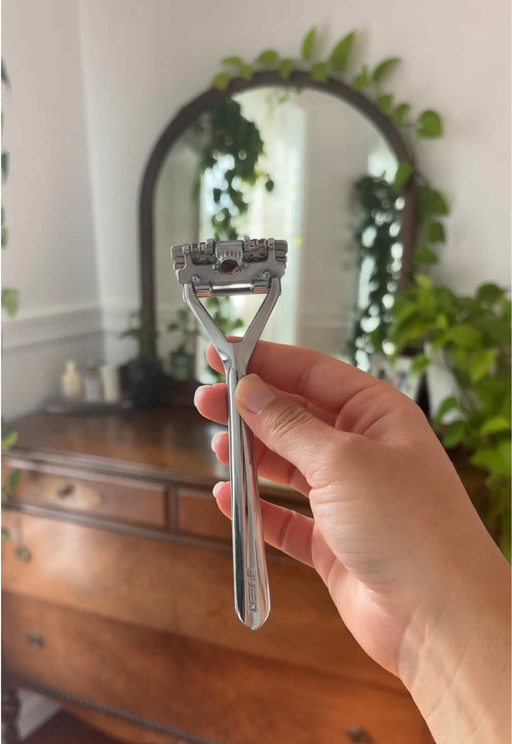 Replying to @Fonda LaShay 🍉· 🇳🇴 · 🆘🇺🇸 i love my razor @Leaf Shave ! it works great, saves me money, and is 100% plastic free 🥰🌎🌱 honestly one of my favorite eco-friendly investments #plasticfree #Sustainability #EcoFriendly #sustainable #shaving 