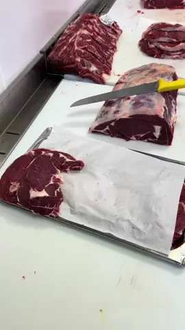 🔪✨ Découpe d’une entrecôte limousine halal 🥩 Fraîcheur garantie, persillage parfait et tendreté incomparable 👌 👉 Le goût authentique d’une viande de qualité supérieure 🇫🇷✨#boucherie#fypシ゚viral🖤tiktok#fyp#pourtoi#الشعب_الصيني_ماله_حل😂😂🏃🏻‍♀️ 