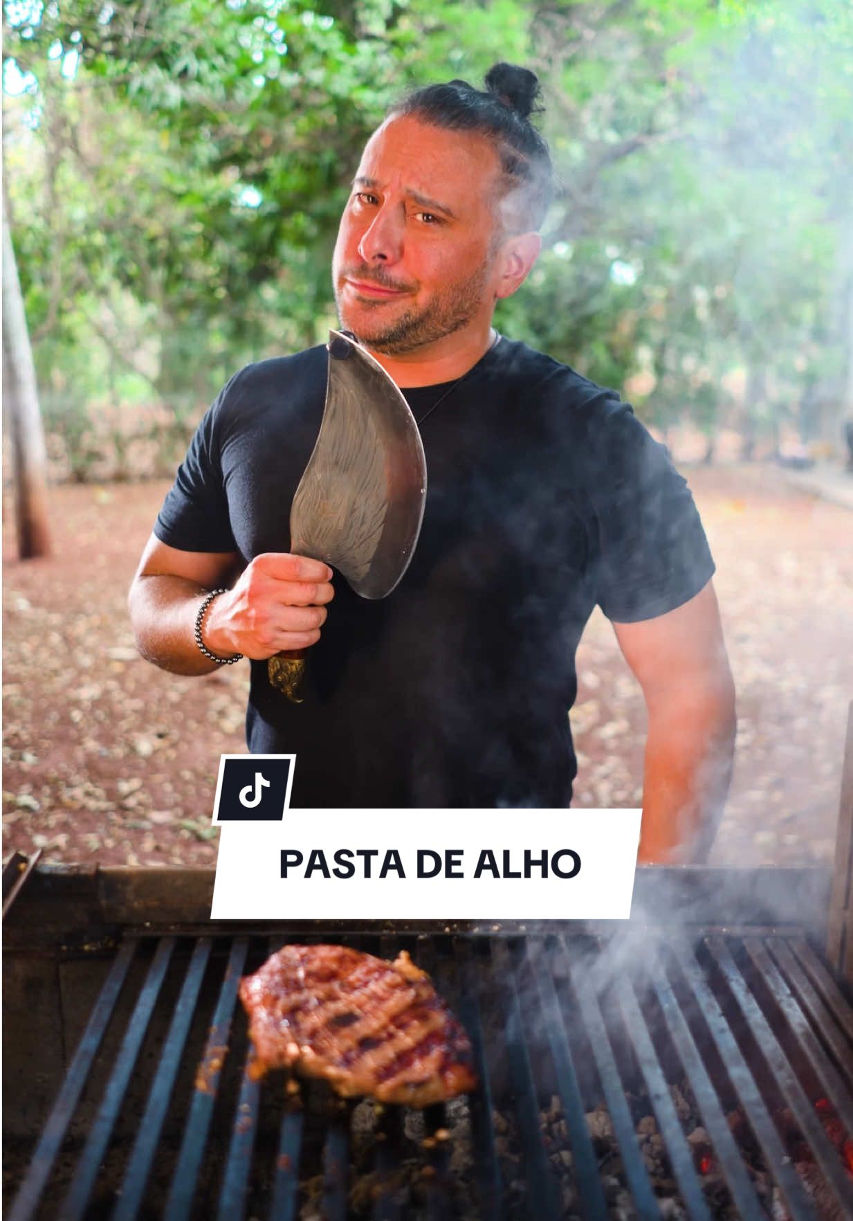 Essa pasta de alho turbina qualquer carne no dia do churrasqueiro 🔥 Ingredientes👇: 1 kg de coração de Alcatra @maturattabrasil  1 cabeça de alho 100ml de azeite 1 colher de sopa de manteiga  1 pacotinho de parmesão ralado  Sal e orégano a gosto  Preparo: Em uma frigideira coloque os dentes de alho já descascados, o azeite e uma pitada de sal para confitar em fogo bem baixo por aproximadamente 10 minutos. A ideia é cozinhar no azeite e não fritar.  Coloque no liquidificador o alho confitado junto com azeite, a manteiga, o parmesão, o orégano e o sal. Bata bem e reserve.  Corte a alcatra em bifes largos, leve para a brasa bem forte para selar, coloque o sal e vide a carne para assar o outro lado. Nessa hora passe a pasta de alho na carne, espere até o seu ponto preferido, retire a carne da brasa e espere um minuto para cortar. Corte em tiras, passe mais pasta de alho e sirva. #alcatra #picanha #churrasco