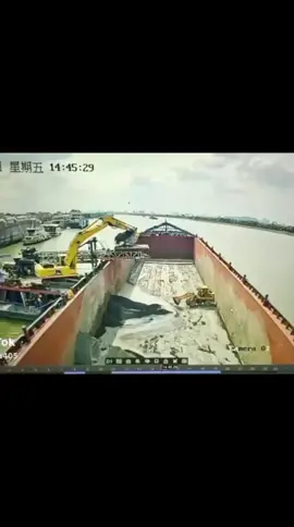 Utamakan DO'A dan  safety kerja #operatorexcavator#operatorloader#kecelakaankerja 