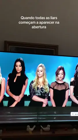 A Alison foi a primeira, mas a Spencer fica tão poderosa fazendo “shiii” kkk