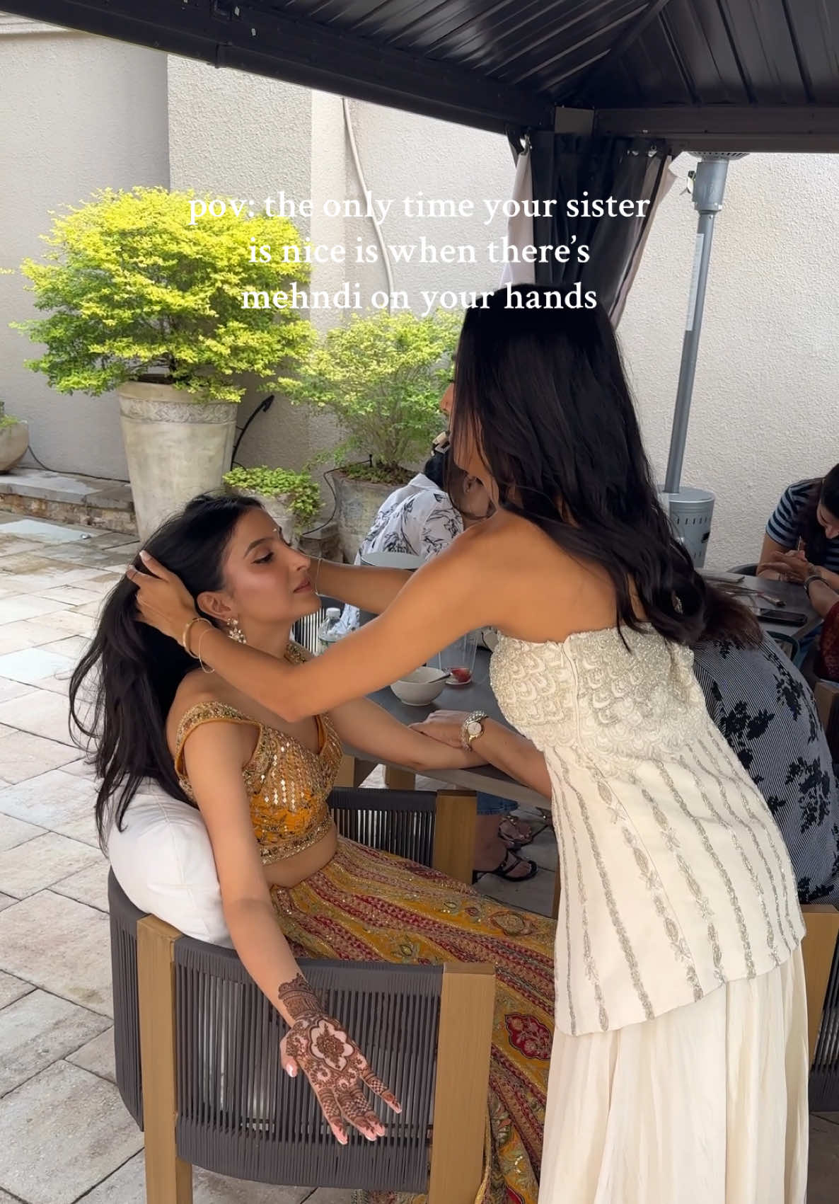 wait till the end 🤪 #sisters #mehndidesign #indianbride #mehndinight #sisterlove 
