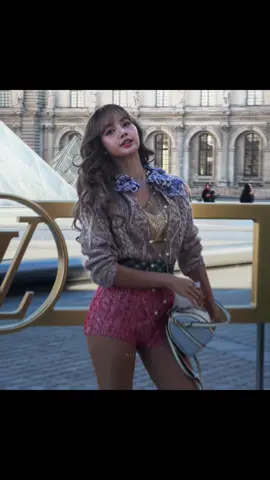 she’s so cute #lisa #lalisa #lisaedit #lalisamanoban #kpop #blackpink #blackpinkedit #kpopedit #kpopfyp lisa louis vuitton show 25 