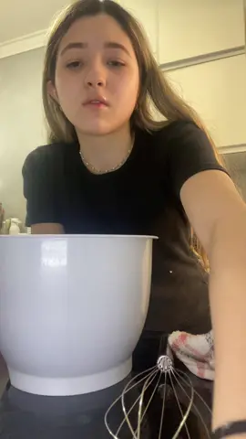 🍫 Bolo de Chocolate com Água Quente + Cobertura de Brigadeiro Mole Ingredientes do bolo 	•	3 ovos 	•	2 xícaras de açúcar 	•	1 xícara de óleo 	•	1 xícara de água quente 	•	1 xícara de chocolate em pó (ou ½ de cacau, se quiser mais intenso) 	•	2 xícaras de farinha de trigo peneirada 	•	1 colher (sopa) de fermento em pó 	•	1 pitada de sal (opcional) Ingredientes da cobertura 	•	1 lata de leite condensado 	•	3 colheres (sopa) de chocolate em pó 	•	1 colher (sopa) de margarina 	•	½ caixinha de creme de leite (opcional, deixa mais cremosa e fácil de espalhar) ⸻ Modo de preparo do bolo 	1.	Misture a água quente com o chocolate em pó até dissolver bem. Reserve para amornar. 	2.	Bata os ovos até espumarem. 	3.	Acrescente o açúcar aos poucos e continue batendo até formar um creme claro. 	4.	Junte o óleo e bata só para misturar. 	5.	Acrescente a mistura de água com chocolate. 	6.	Adicione a farinha peneirada aos poucos, mexendo delicadamente. 	7.	Finalize com o fermento (e sal, se usar), mexendo suavemente. 	8.	Despeje em forma untada e enfarinhada e asse em forno 180 °C por 35–45 minutos. ⸻ Modo de preparo da cobertura 	1.	Em uma panela, coloque o leite condensado, o chocolate em pó e a margarina. 	2.	Mexa em fogo médio até começar a desgrudar levemente do fundo (ponto de brigadeiro mole, não muito duro). 	3.	Se quiser mais cremosa, desligue o fogo e acrescente o creme de leite. 	4.	Despeje ainda quente sobre o bolo já assado. #ForYouPage #receitinha #MulheresDeFé #Cristã #fyp