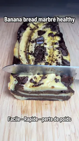 Tu cherches la meilleure recette de banana bread ?  C’est bien celle là ! Elle est facile, rapide et ultra saine ! #bananabread #marbré #healthyfood #recettefacile #recettegateaufacile 