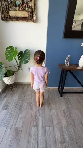 Andreita feliz con su regalito #regalo #rosario #regalito #fypシ゚ #4u