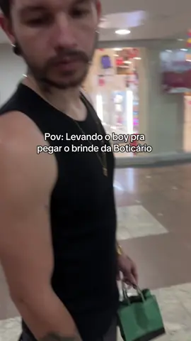 Já levaram o marido de vocês pra pegar o brinde ?                                                          #boticario #brinde #make #girls #oboticario 
