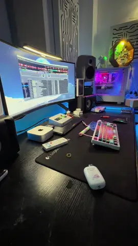 Cái gu nhạc hơi lạ =))) cũng tội cu VANH chịu khó vẽ theo ý mình 🥰 