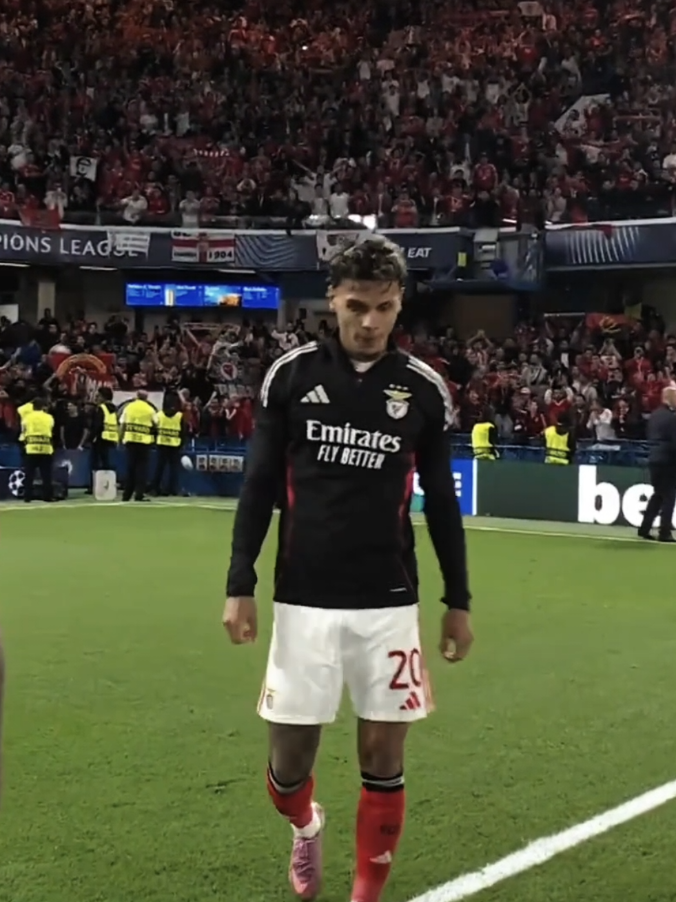 não queimem um jogador por causa de um azar e de apenas dois meses de adaptação. o momento atual não é o melhor, mas não é com críticas que isso vai mudar. #fyp #slbenfica #slbenfica #benficasempre #richardrios 