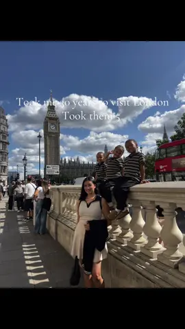 The best travel buddies 🇬🇧#familytravel #london #bigben #unitedkingdom #england 