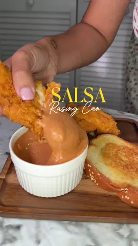🔥 La salsa más viral de Estados Unidos… ¡en tu cocina! ¿Sabías que esta salsa nació en el famoso restaurante de pollo frito Raising Cane’s, en Luisiana? 🐓✨ Se hizo famosa por su sabor cremoso, ligeramente ahumado y con un toque dulce-picante… tanto, que muchos van al restaurante solo por mojar las papitas y el pollo en esta salsa. 🤤 Hoy te traigo la receta casera para que la disfrutes en casa, ¡igualita de rica y lista en minutos! 🥣 Ingredientes: • 1 taza mayonesa • ½ taza ketchup 🍅 • 1 cda ajo en polvo 🧄 • 1 cda paprika 🌶️ • 2 cdtas pimienta negra • 2 cdas salsa inglesa • 1 cdta sal 🧂 • 1 cda lemon pepper 🍋 👉 Preparación: Mezcla todo muy bien hasta que quede suave y homogéneo… ¡y listo! Perfecta para pollo frito, nuggets, papas fritas, aros de cebolla o lo que quieras. ✨ Guarda esta receta para tu próximo antojo y etiqueta a esa persona que ama el pollo frito. Dime en los comentarios con qué la vas a probar primero. 👇💬 #SalsaRaisingCanes #SalsaViral #RecetasFáciles #FoodieLatina #RecetasVirales     