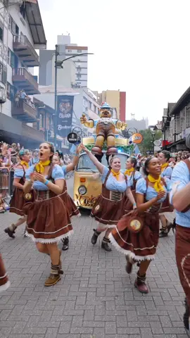 🚨 Inédito na Oktoberfest! 🚨 Pela primeira vez teremos desfile no domingo 🤩 📅 Dia 26/10 (domingo) ⏰ Às 10h 📍 Rua XV de Novembro Uma chance única de sentir de perto a energia do Kartoffelwagen – o carro da batata 🥔✨ 👉 Marca os amigos e garante presença nesse momento histórico! 🍻 #OktoberfestBlumenau #DesfileNoDomingo #Kartoffelwagen #RuaXV #DomingoÉDiaDeFesta