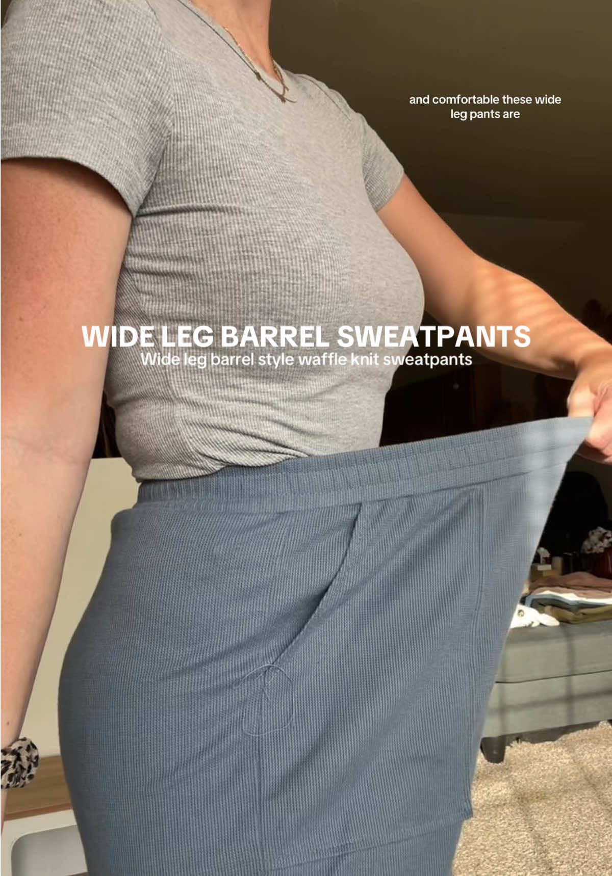 The best wide leg barrel style sweat pants for fall 🍂 SO good - so comfy & run true to size! #loungepants #widelegpants #barrelpants #sweatpants #fallfashion 