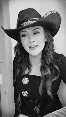 Me cantan mis canciones favoritas #cuandoalpanteonyamelleven #jenny #mariachi #makeupbysoko#cuandomemuera  