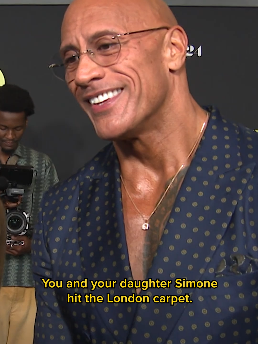 There’s nothing Dwayne Johnson loves more than watching daughter Simone get her flowers. 🥹💐 @mtvuk #dwaynejohnson #thesmashingmachine #mtvuk