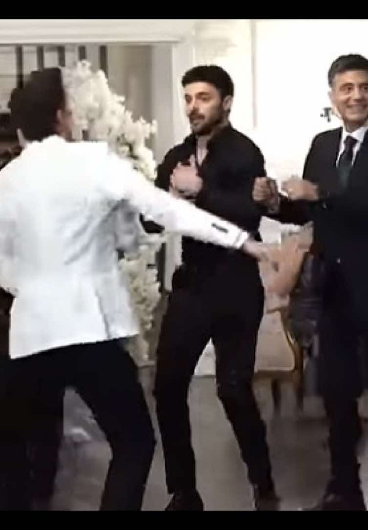 Ale vedia dobre tancovať Haha 😂😅 | #neskrotnésrdce #yabani #turkish_serialy_538 