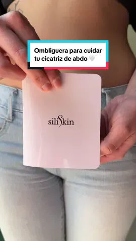 ¿Un producto indispensable para tu abdominoplastia? ¡Definitivamente este! 🤍 Te presento la ombliguera Sili Skin con recubrimiento exterior, la cual moldea tu ombligo y a la vez cuida tu cicatriz.  Elaborado con silicona de grado médico, este producto está diseñado para dar forma al ombligo y evita su retracción, asegurando un resultado estético y mejorando la forma final de la cicatriz. Y sí, es autoadhesivo y reutilizable.  Ya lo encuentras disponible en www.queloide.c/shop con envío a todo Chile,  ¿Conocías este producto?  #queloide #tiendaqueloide #abdominoplastia #bonopad #ombliguera 