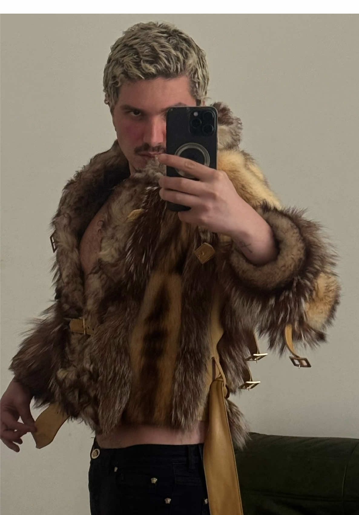 esse foi o meu maior garimpo de setembro TCHAUUU #archivefashion #moda #2000s #fur 