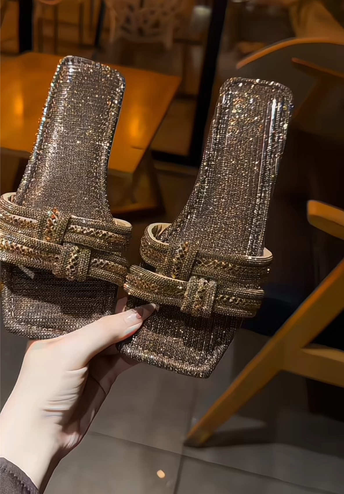 Dép đính đá hot đẹp #dephottrend #depdibien #depxinh #depdinhda #depnu 