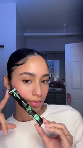 An affordable mascara that actually gives you length @essence.cosmetics🤭  #affordable #affordablemakeup #mascarareview #lengtheningmascara #makeuptok