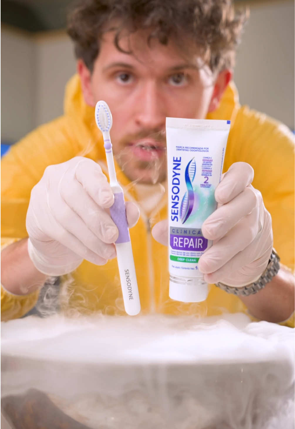 3 NÍVEIS DE SORVETE! 🥶 No calor, não sei se existe algo melhor que um sorvete beeeem gelado! E dessa vez eu fui além: preparei não só um, mas 3 níveis diferentes de sorvete, do mais simples e rápido até o mais elaborado (e mais congelante).  E sabe o que é melhor? Antes eu não conseguia nem pensar em provar algo tão gelado sem sentir dor no dente, até conhecer o Sensodyne Clinical Repair, que me ajudou demais com a questão da sensibilidade nos dentes e hoje em dia eu não preciso me preocupar com isso na hora de comer. Porque comer é sentir, e sentir de verdade só é possível quando nada atrapalha a experiência. Por isso que @Sensodynebrasil Clinical Repair trata a sensibilidade de verdade, pra você poder sentir todo o sabor sem medo algum. Sensodyne Clinical Repair. Mais que alívio, é reparação. *para alívio comprovado em 3 dias *Com escovação diária duas vezes ao dia 1-  A tecnologia Novamin demonstrou uma maior proficiência na oclusão dos túbulos, com diferença estatisticamente significativa(p ≤0.05): conforme análise de microscopia eletrônica de varredura e teste de resistência ao desafio ácido. 1- MIDHA V. et al. J Indian Soc Periodontol; 25(4):283-287, 2021; 2- LOPES RM. et al. Am J Dent; 31(4):177-183, 2018; 3- MAHMOODI B. et al. J Biomed Mater Res B Appl Biomater; 109(5):717-722, 2021). Tecnologia presente nos cremes dentais Sensodyne Clinical Repair e Sensodyne Repair & Protect. PM-BR-SENO-25-00141  2- Estudo laboratorial em comparação com várias outras pastas de dentes sensíveis, medindo a formação de uma camada protetora sobre as áreas sensíveis, não mede o alívio da sensibilidade.  #jareparei #publi